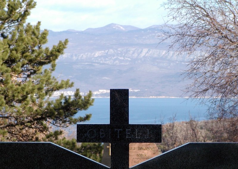 Oštećeni grobovi u Malom Lošinju