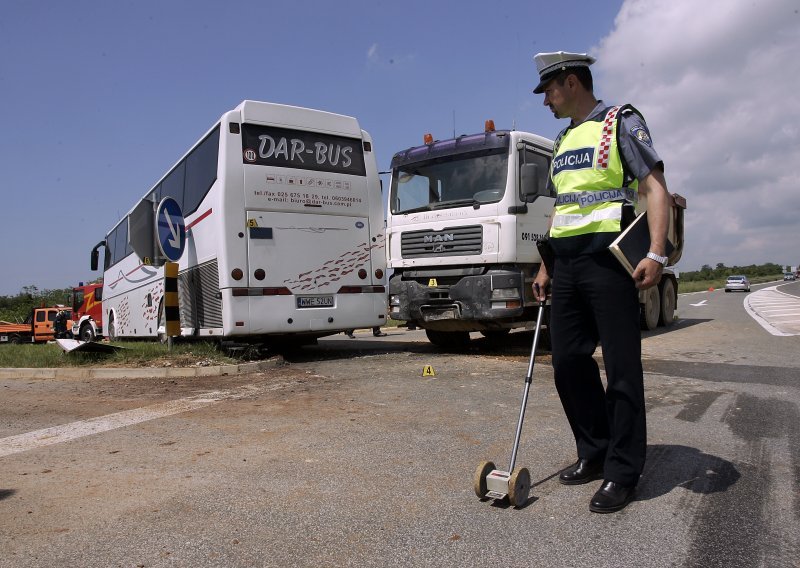 Kamion se zabio u poljski autobus