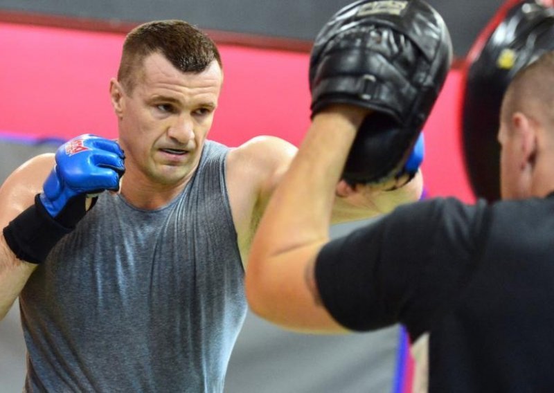 Cro Cop i društvo obračunali se sa svinjom