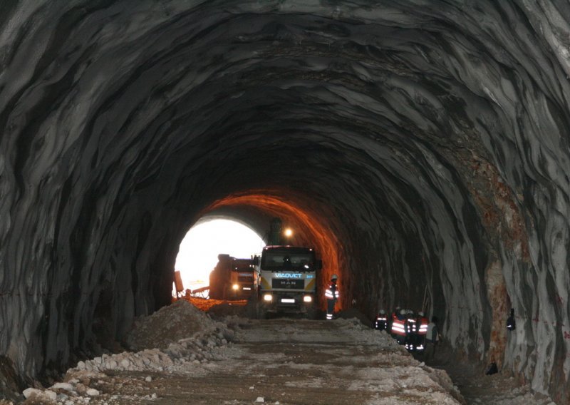 U tunelu Stupica stado krava više od pola dana