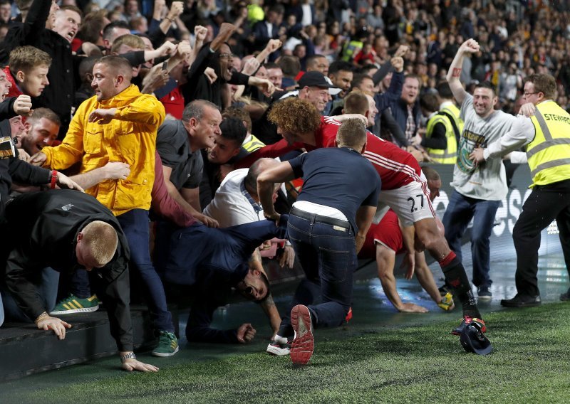 Zvijezda ManU-a spasila bakicu od podivljale gomile na stadionu