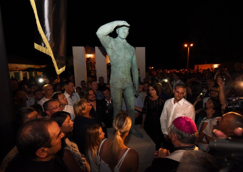 Gotovina u društvu desnice na otkrivanju Barešićeva spomenika