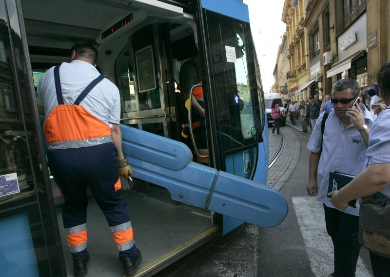 Sudar tramvaja i dvaju automobila