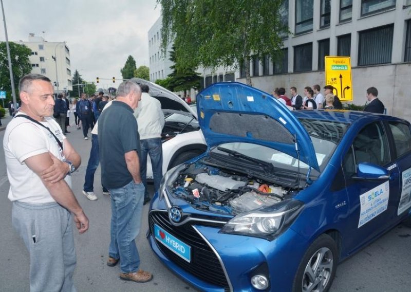 Sisak poharali solarni i električni automobili