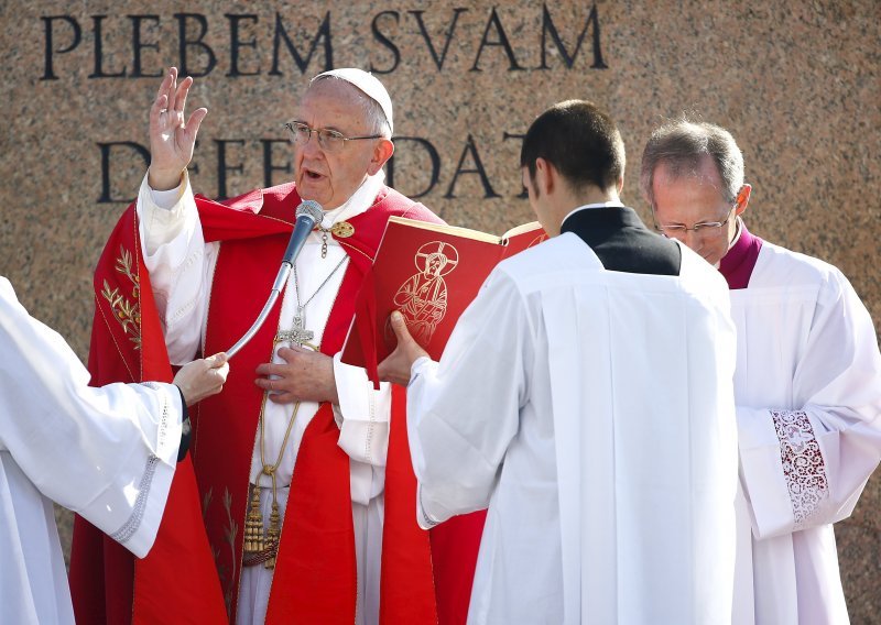 Ne okrećite leđa izbjeglicama, rekao je papa Franjo na Cvjetnicu