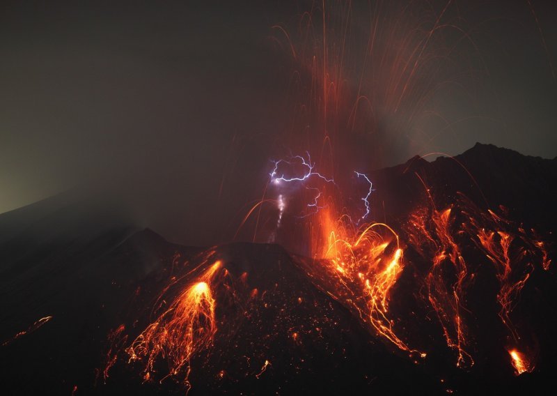 Spektakl u Japanu: Erupcija praćena munjama!