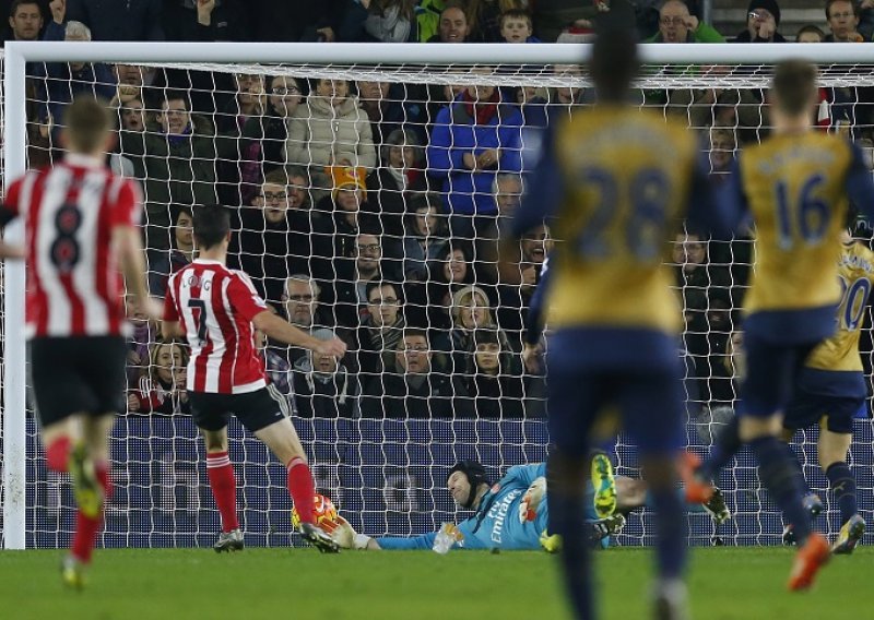 Arsenal pregažen, Leicester ostao na vrhu Premiershipa!