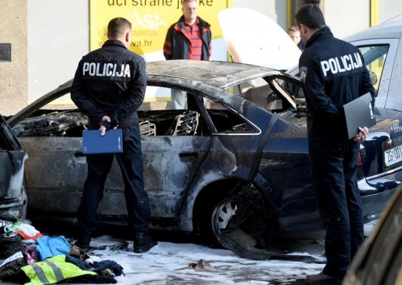 Automobili na Srednjacima izgorjeli zbog kvara