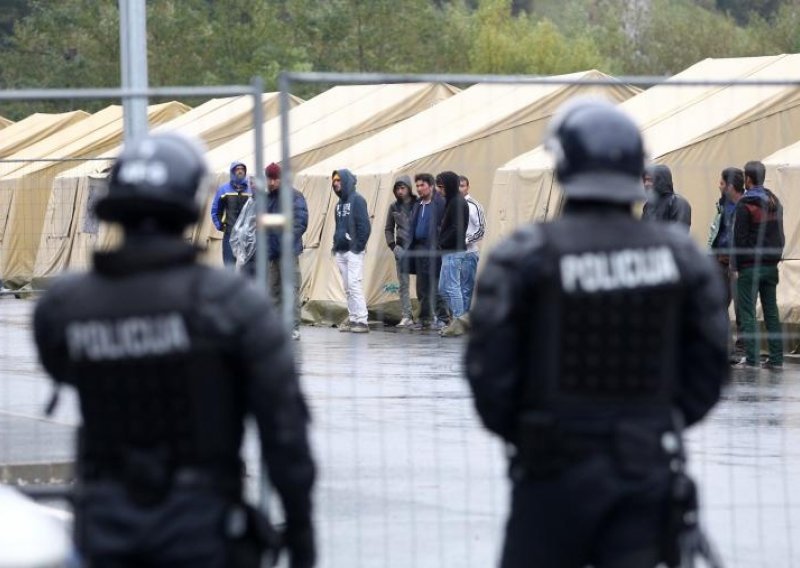 Policija napala snimatelja i bacila mu kameru