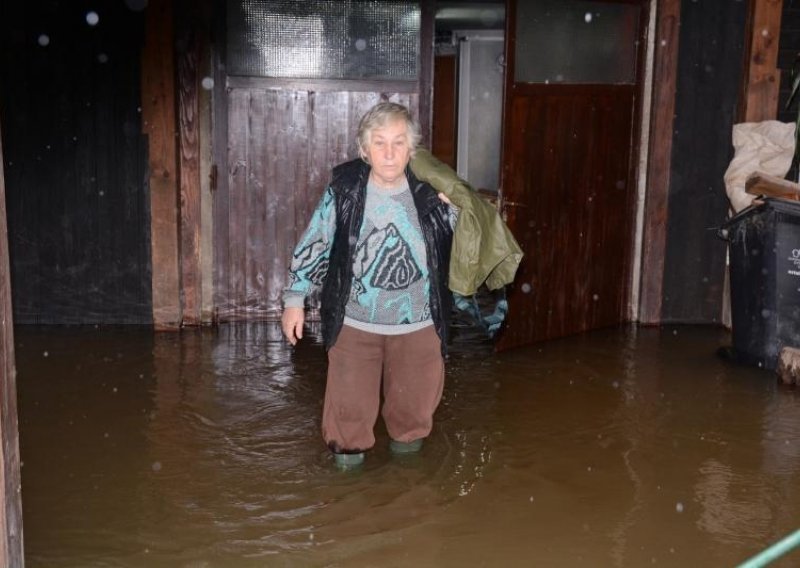 Najteže u Pokupskoj dolini, voda zarobila sela