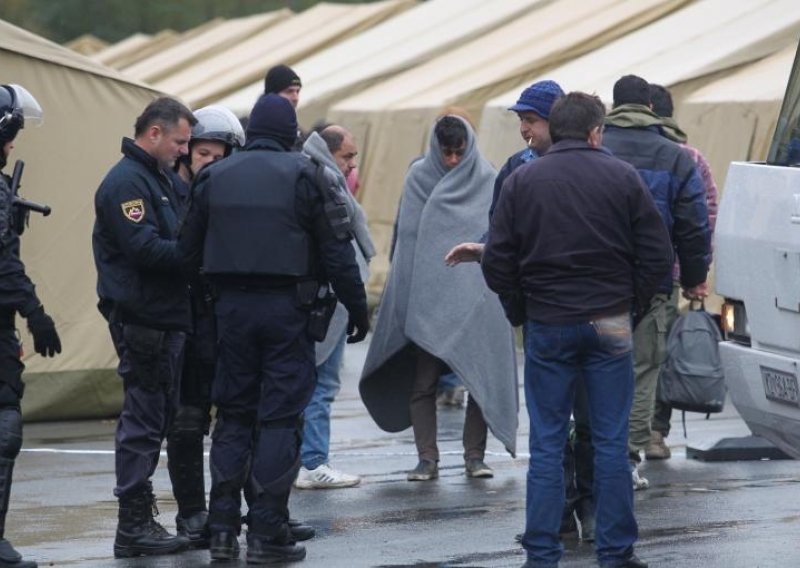 Mađari suspendirali Schengen sa Slovenijom, 1800 izbjeglica krenulo iz Tovarnika