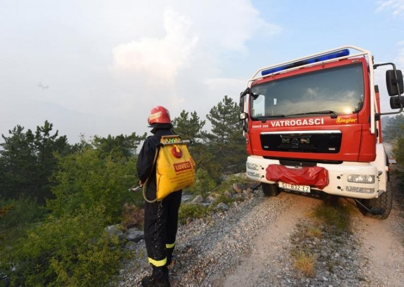 Požar kod Gornjih Tučepa progutao 50 hektara šume