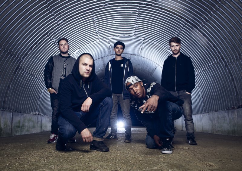 Hacktivist predgrupa za Enter Shikari