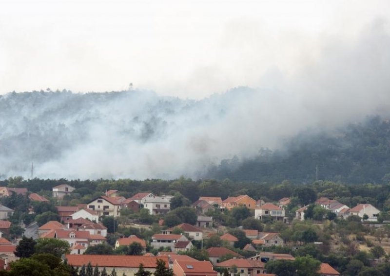 Požar kod Drniša gasi sedam protupožarnih aviona