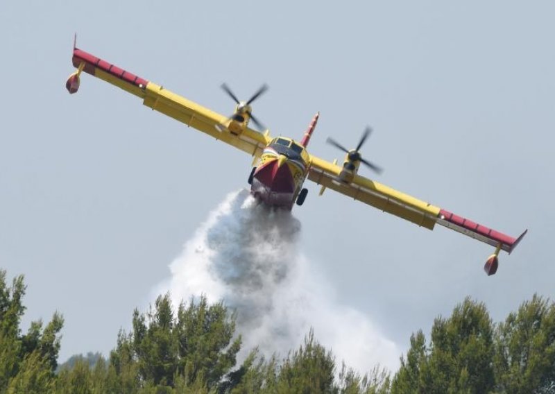 Tri kanadera brane Ponikve, i dalje gori na Pelješcu i Korčuli