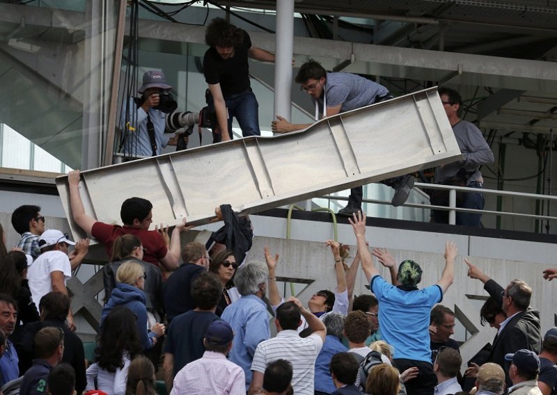 Panika u Parizu; urušio se dio stadiona na Roland Garrosu