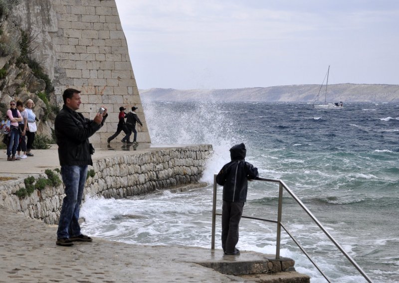 Otok Rab od sinoć bez struje zbog posolice