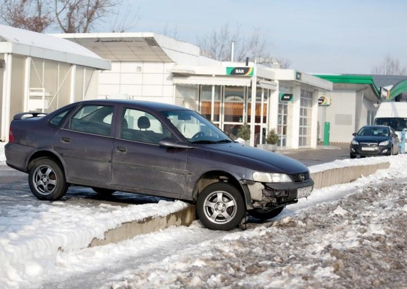 Je li ovaj vozač pretjerao s novogodišnjim slavljem?