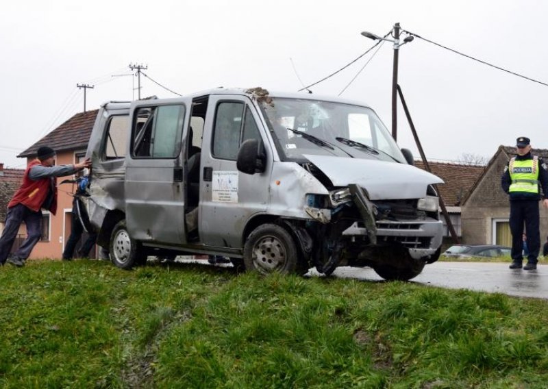 Kombi podletio pod vlak, četvero ozlijeđenih