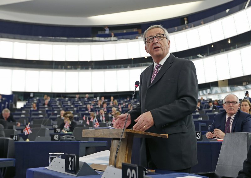 Juncker kao Djed Mraz: Božić ove godine dolazi ranije