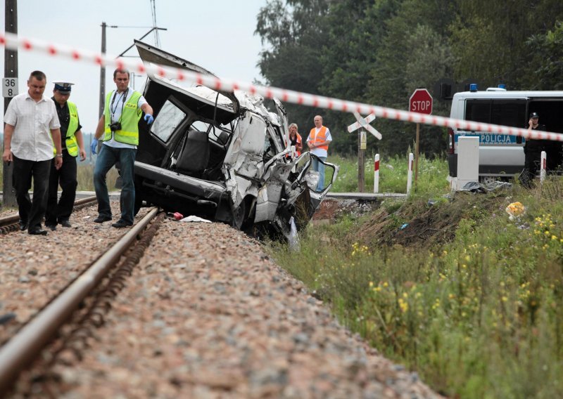 Devet mrtvih u sudaru vlaka i minibusa