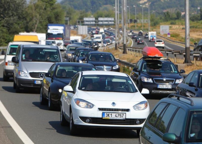 Zbog sudara i radova pred Zagrebom kolona duga tri kilometra