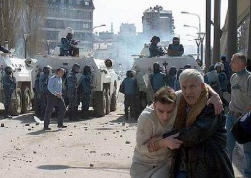 Izboden mladić i zapaljeni kafići na Kosovu