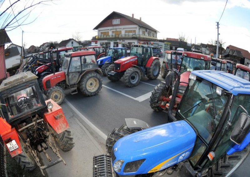 Zbog prosvjeda prekinut promet na D1 i D5