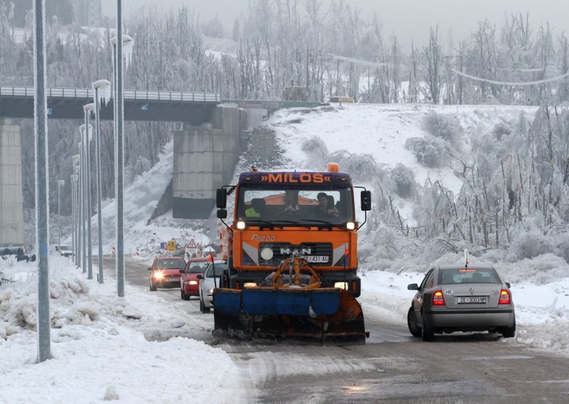 HAK poziva na dodatan oprez u prometu zbog poledice