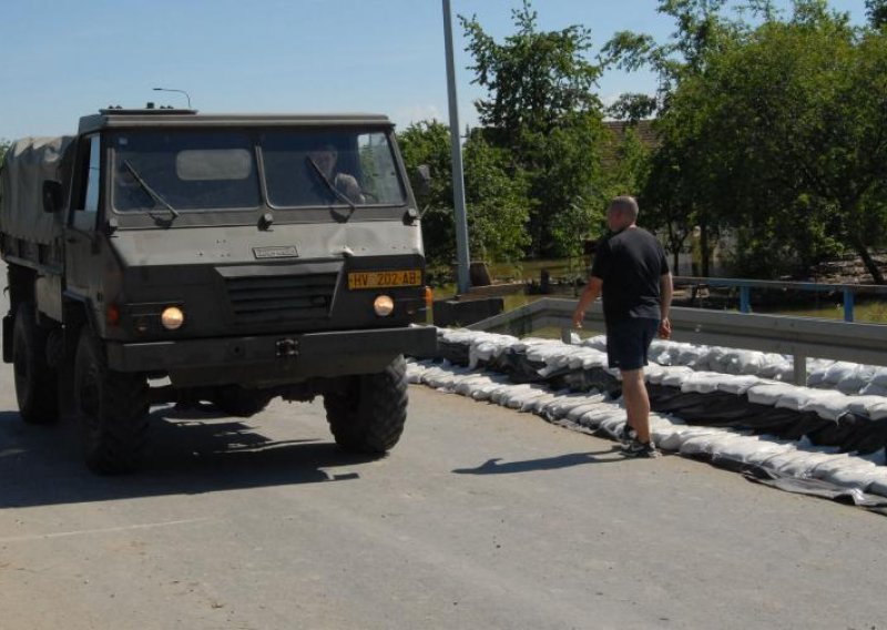 Pojedini mještani poplavljenih područja krše zabranu prolaska