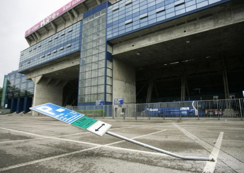 Samir Toplak autom srušio maksimirski stup