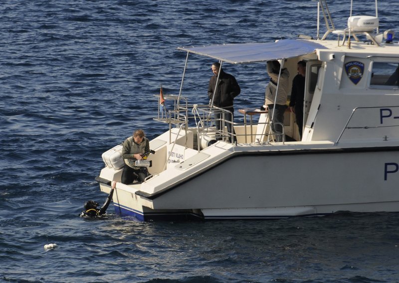 Hrvatska policija uzaptila talijansku ribaricu s 12 osoba koje su lovile u hrvatskim vodama pa pokušale pobjeći