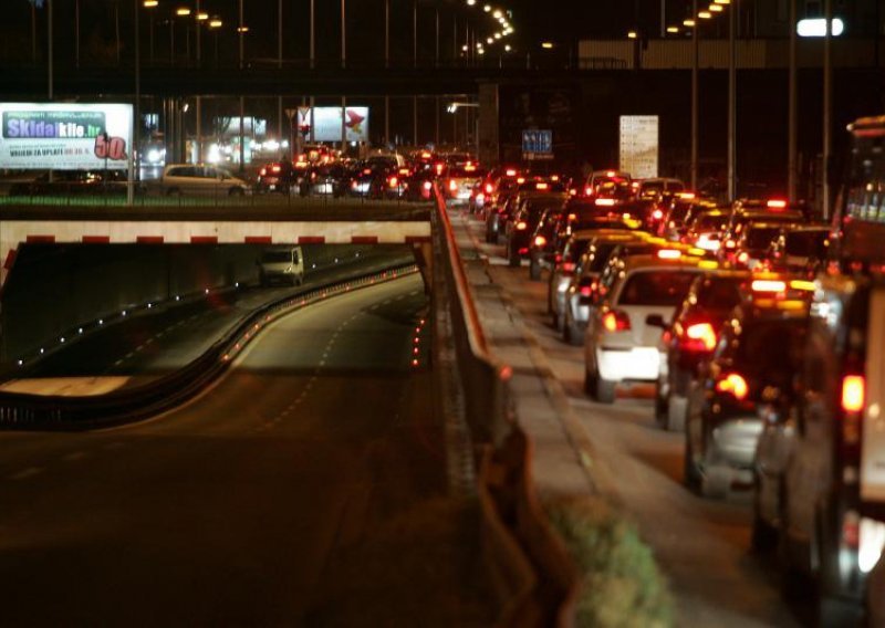 Zbog poplave zatvoren podvožnjak u Slavonskoj