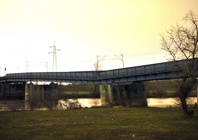 Spriječen pad vlaka u Savu