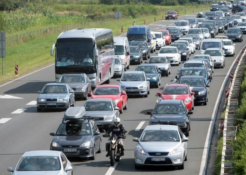 Prometne nesreće usporavaju promet na autocestama