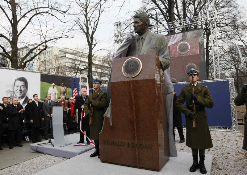 Lech Walesa otkrio spomenik Reaganu