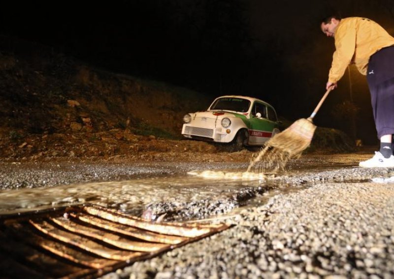 U Zagrebačkoj županiji poplavljene ceste i kuće