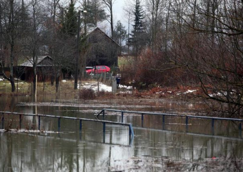 Poplavljene prometnice na području Kosinja