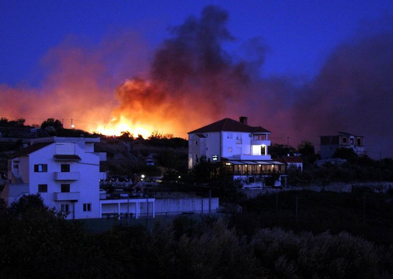 Vatra zaprijetila naselju na Žnjanu