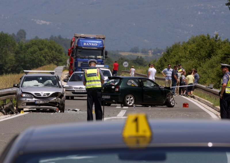 Sedmero ozlijeđenih u lančanom sudaru