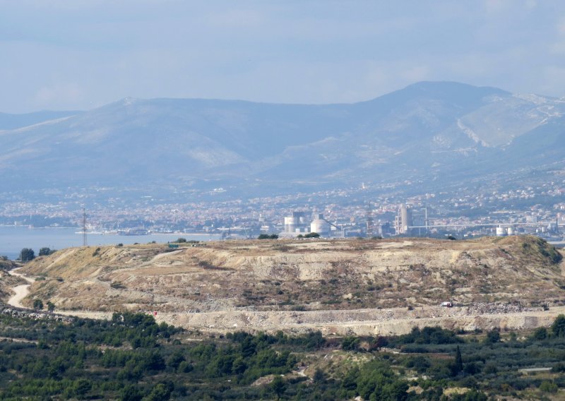 Požar pod kontrolom, smrad se širi Splitom, no Karepovac ne gori