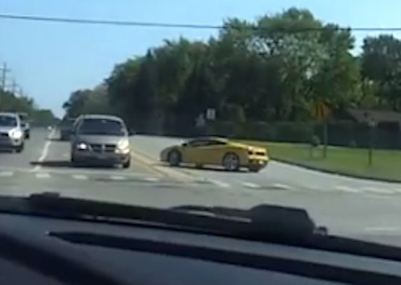 Izgubio živce na semaforu pa slupao Lamborghini