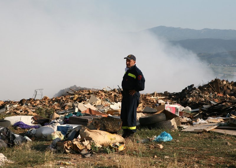 Imotski obavijen dimom i nesnosnim smradom