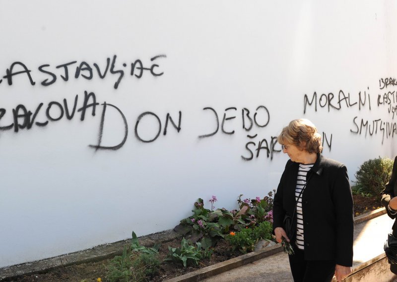 Pogrdnim grafitima protiv svećenika išarali crkvu