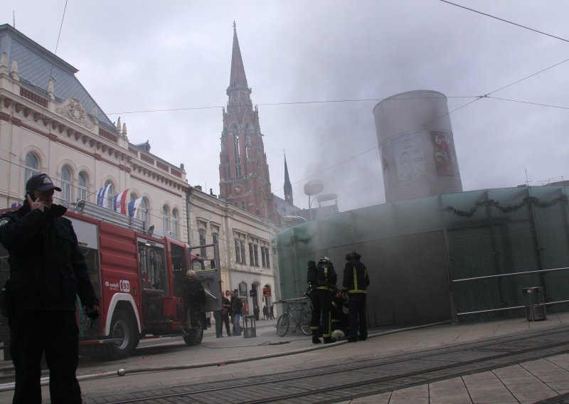 Planula trgovina, gust dim nad Osijekom