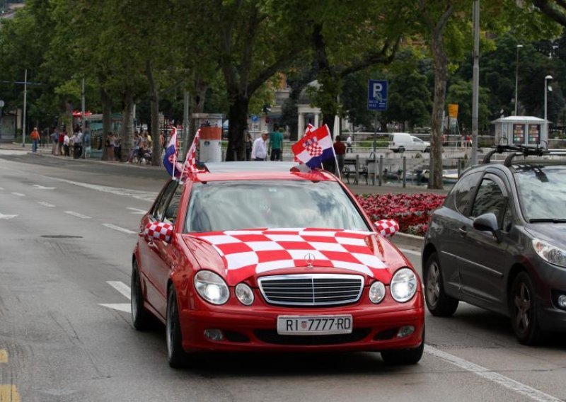 Smijete li montirati zastavice na auto ili ne?