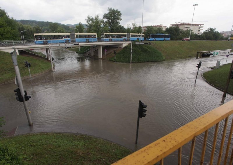 Požar u noćnom klubu u Savskoj, poplavljen podvožnjak