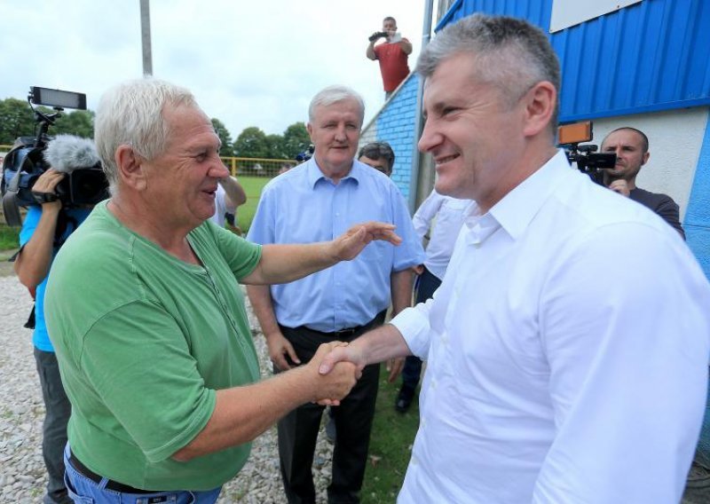 Davor Šuker se vratio u Gunju i obećao novu pomoć!