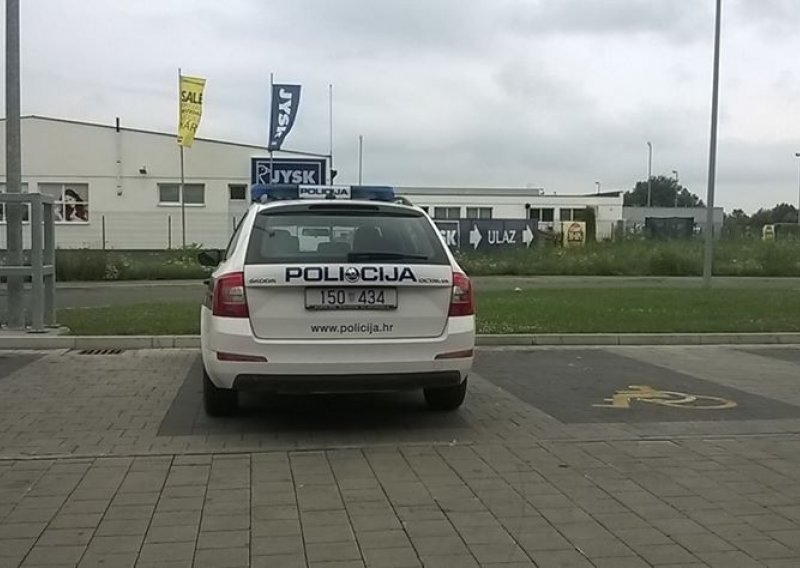 Policija parkirala na mjesto za invalide