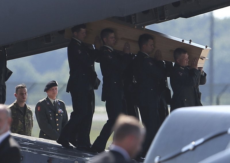 Avion sa žrtvama sletio uz zvonjavu u cijeloj Nizozemskoj